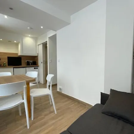 Luminous Cocoon In Appartement