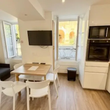 Luminous Cocoon In Apartman La Rochelle