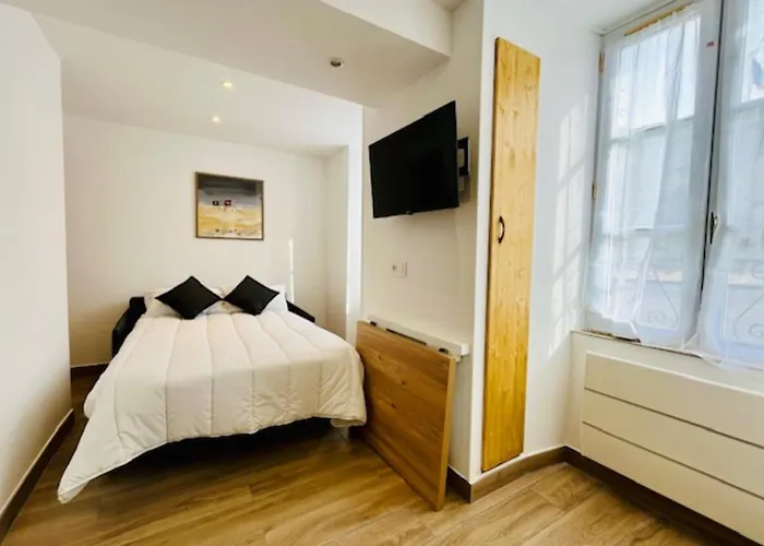 Luminous Cocoon In לה רושל