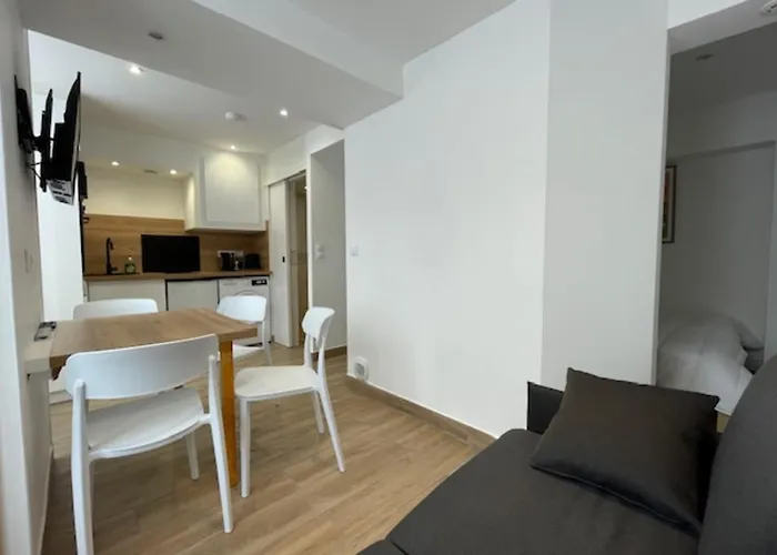 Luminous Cocoon In דירה