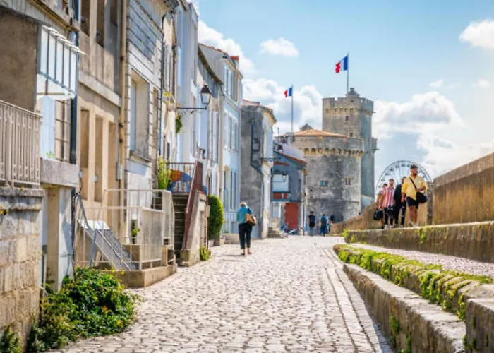 Luminous Cocoon In * לה רושל